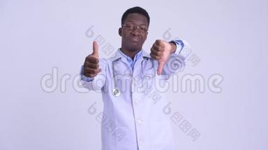 年轻迷茫的非洲男医生在竖起大拇指和大拇指之间做出选择